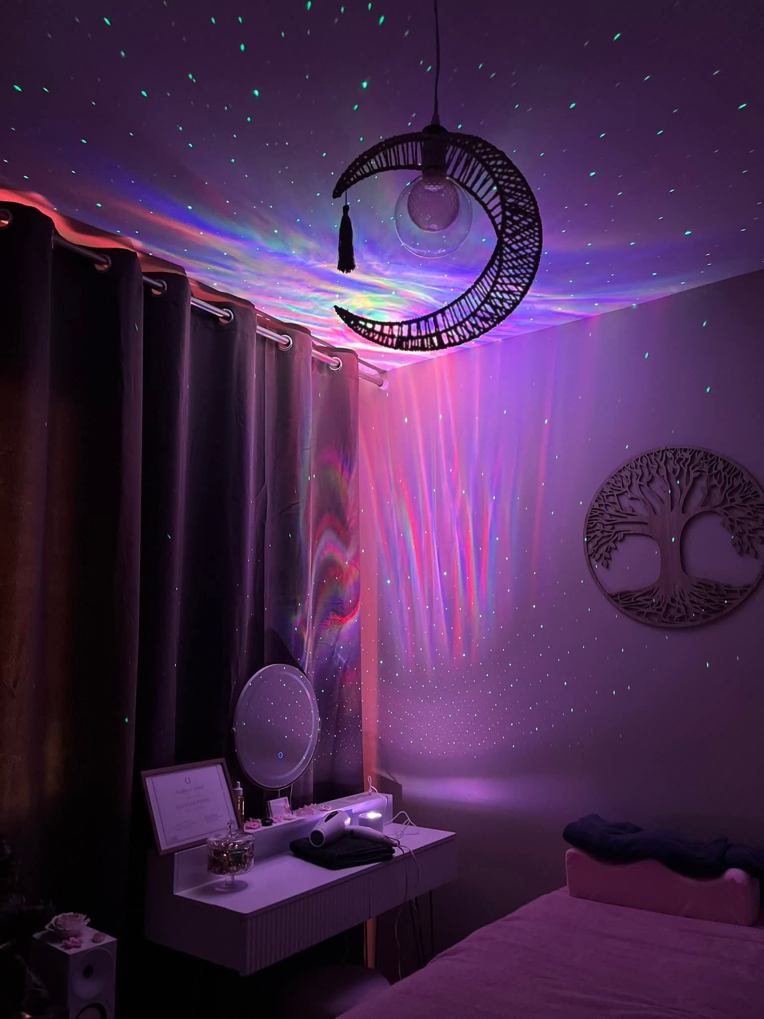 L'institut d'Hanami Spa la nuit : un plafond étoilé, une lune suspendue et l'arbre de vie au mur